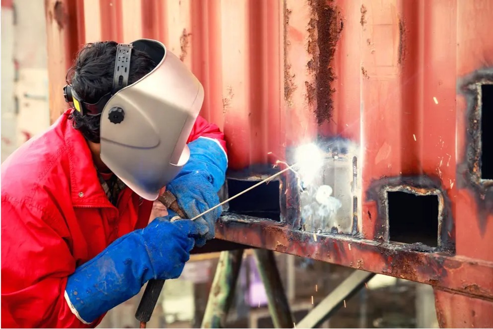 Reparación estructural de contenedores secos