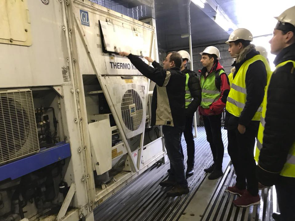 estudiantes de la Facultad de Técnica de Baja Temperatura y Mecánica de Ingeniería